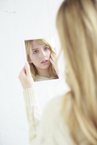 鏡を見る女性